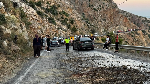 Mersin'de yola akan mazot zincirleme kazaya neden oldu, 4 araç birbirine girdi