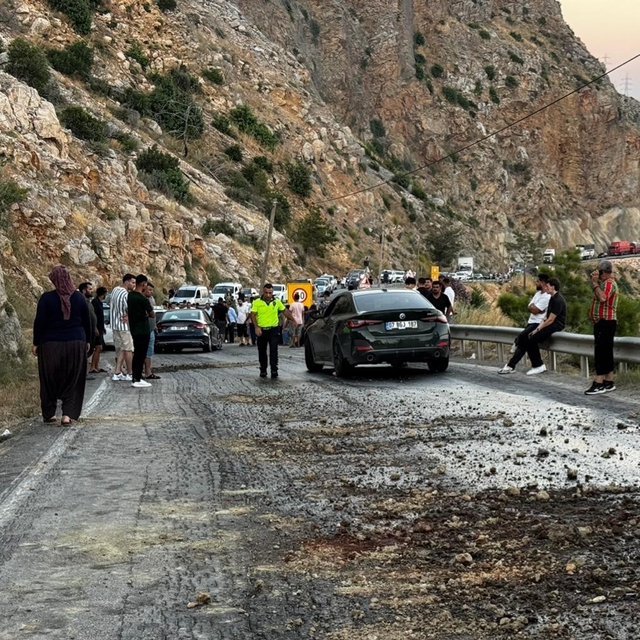 Mersin'de yola akan mazot zincirleme kazaya neden oldu, 4 araç birbirine gi...