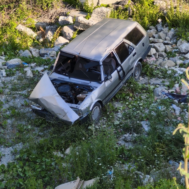 Sinop'ta otomobil şarampole uçtu: 2 yaralı