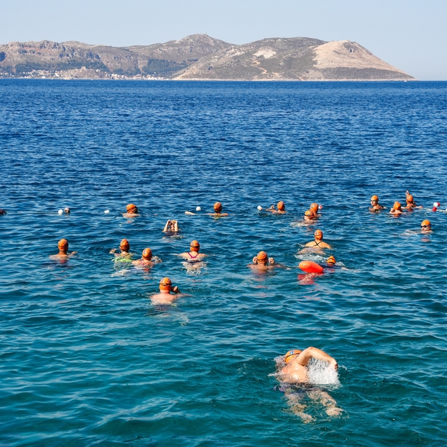 Meis-Kaş Yüzme Maratonu'nda sporcular dostluk için kulaç attı