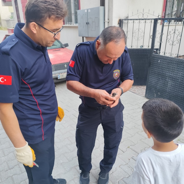 Çorum'da binanın çatısına sıkışan kırlangıç itfaiye ekiplerince kurtarıldı