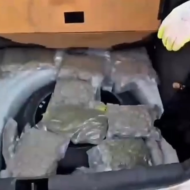 Hakkari'de otomobilde 28,2 kilo uyuşturucu ele geçirildi; kamu görevlisi tu...
