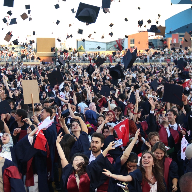 Anadolu Üniversitesi'nde mezuniyet coşkusu: 5 binden fazla öğrenci kep attı...