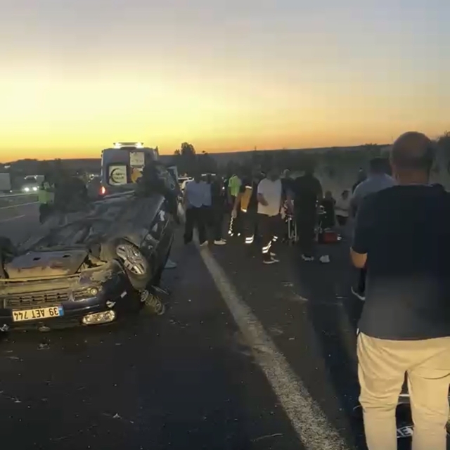 Lastiği patlayan otomobil bariyerlere çarparak takla attı: 2 yaralı
