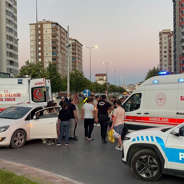 Kazada yaralanan motosiklet sürücüsüne ilk müdahale Çevik Kuvvet Şube Müdür...