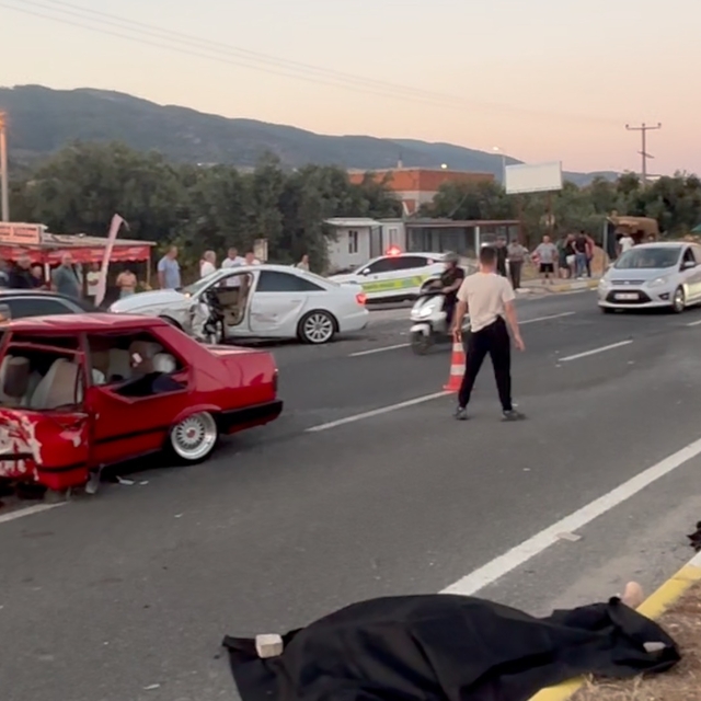 Balıkesir'de iki otomobilin çarpıştığı kazada 2 kişi öldü, 3 kişi ağır yara...