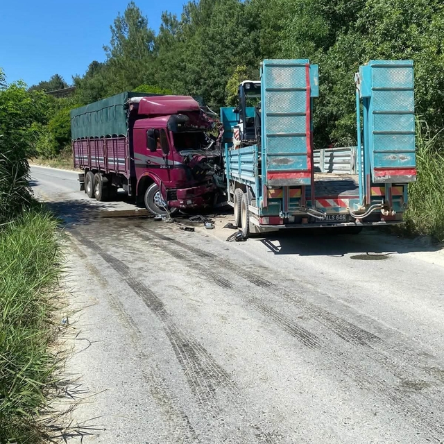 Manisa'da iki kamyonun çarpıştığı kazada sürücüler öldü, 1 yaralı