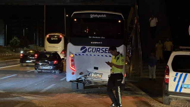 Bursa'da otomobilin işçi servisine çarpması sonucu 6 kişi yaralandı