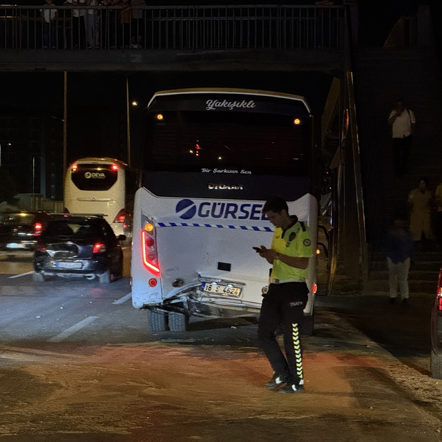 Bursa'da otomobilin işçi servisine çarpması sonucu 6 kişi yaralandı