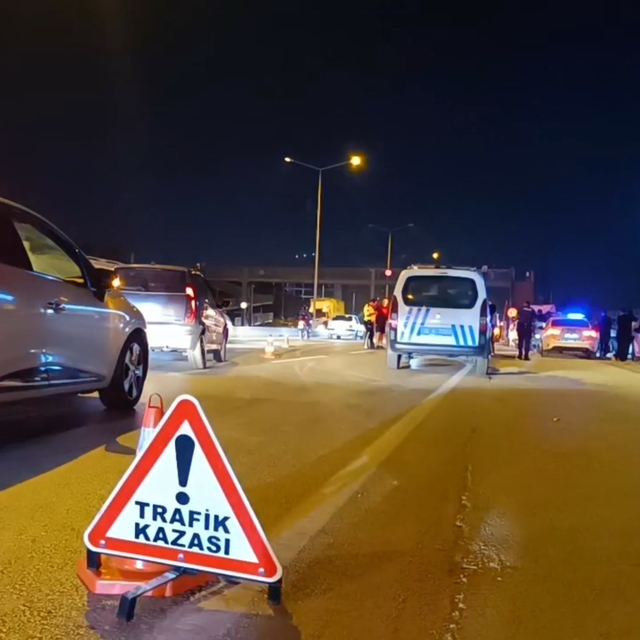 Bursa'da servis midibüsü ile otomobil çarpıştı: 6 yaralı