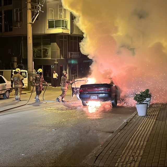 Seyir halindeki araç alevlere teslim oldu, sokak aydınlandı