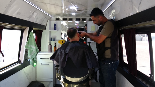 Uzman çavuşluğu bırakıp mobil berber oldu
Malatya'da mobil berber dönemi