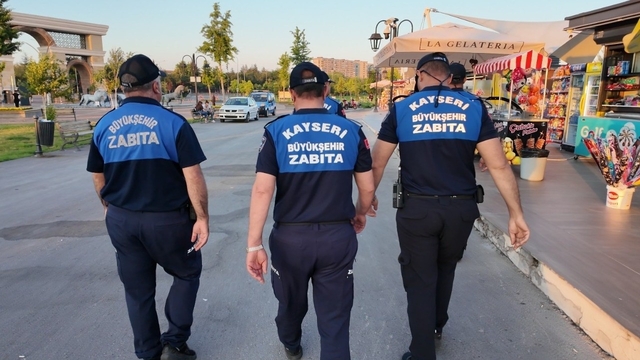 Zabıtanın Millet Bahçesi'ndeki denetimleri devam ediyor