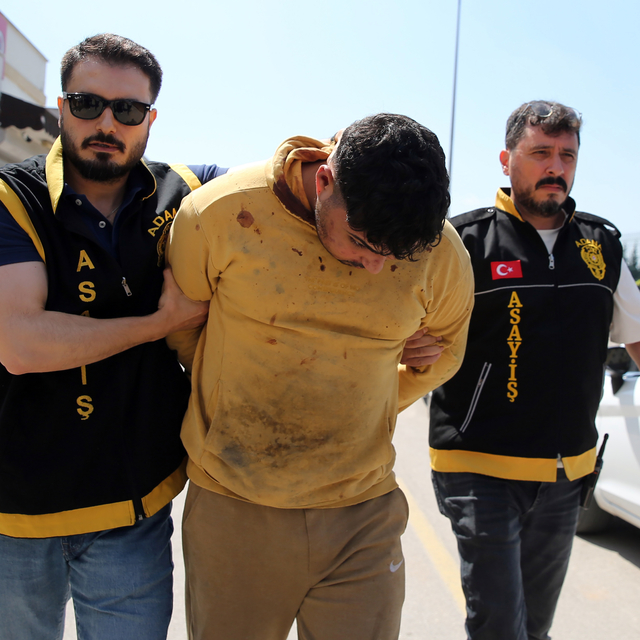 Polis memurunu, atıldığı gece kulübüne silahlı saldırı düzenlerken vurmuş