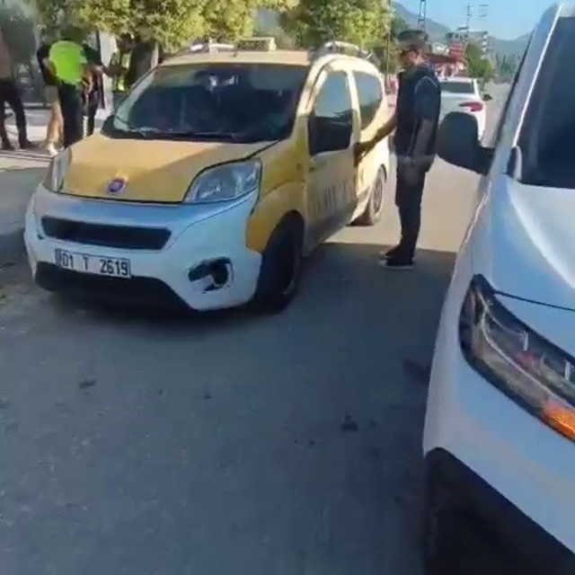 Öncü eşliğinde ticari taksiyle göçmen kaçırırken polise yakalandılar