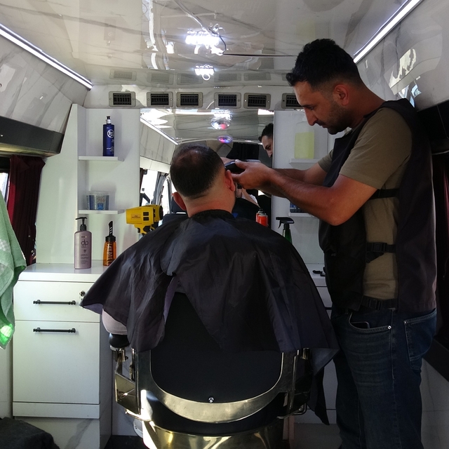 Uzman çavuşluğu bırakıp mobil berber oldu
Malatya'da mobil berber dönemi