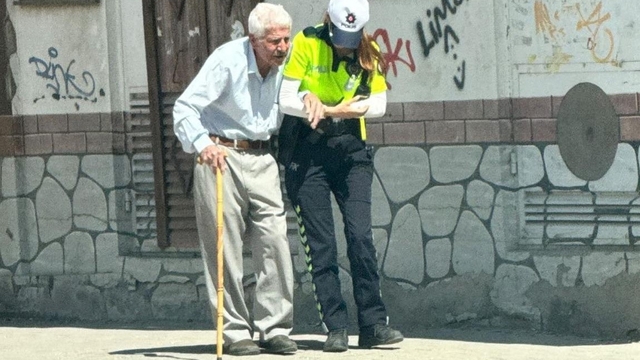 Kadın trafik polisi yaşlı vatandaşın yardımına koştu