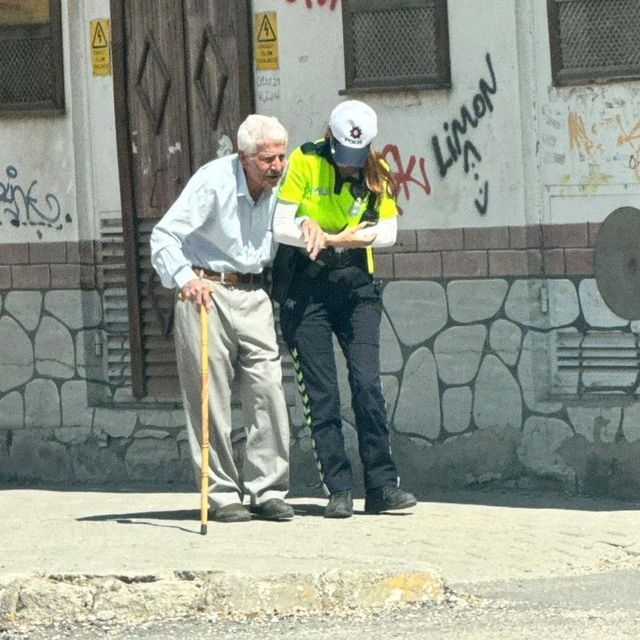Kadın trafik polisi yaşlı vatandaşın yardımına koştu