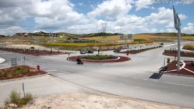 Hafif ticari araçla otomobilin çarpıştığı kaza kamerada; 1 ölü, 4 yaralı
