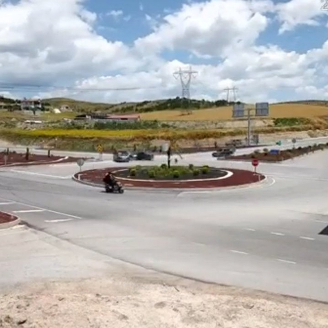 Hafif ticari araçla otomobilin çarpıştığı kaza kamerada; 1 ölü, 4 yaralı