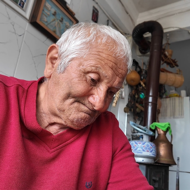 Kütükten sadece bir keser ile ürettikleri hobisi oldu