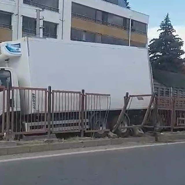 Markete giren sürücü el frenini çekmedi, faciadan dönüldü