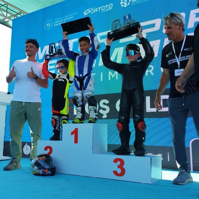 5 yaşındaki sporcu Türkiye Süpermoto Şampiyonası'nda şampiyonluğa ulaştı