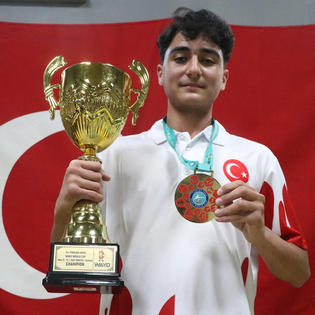 Ağabeyinin teşvikiyle başladığı kick boksta dünya şampiyonu oldu