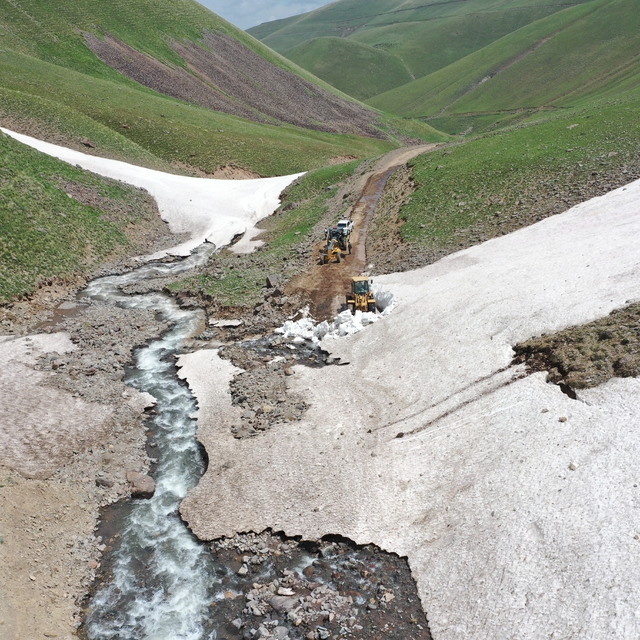 Ağrı'da haziranın sonunda karla kaplı olan yayla yolları göçerler için açıl...