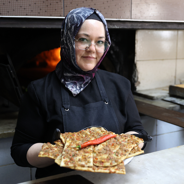 Restoranı kapanmasın diye fırının başına geçen kadın etli ekmek ustası oldu