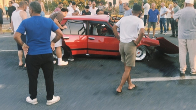 Edremit'te otomobiller çarpıştı: 2 ölü, 3 ağır yaralı