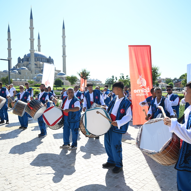 Kırkpınar davul zurna ekibi devlet ricalini marşlarla güreşlere davet etti