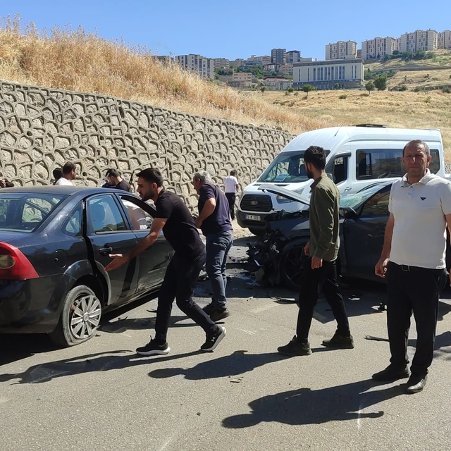 Şırnak'ta 2 otomobilin çarpıştığı kazada 1 kişi öldü, 3 kişi yaralandı
