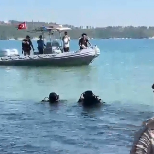 Dalgıç polisin dakikalarca süren mücadelesi sonuç verdi: Kalbi duran 8 yaşı...