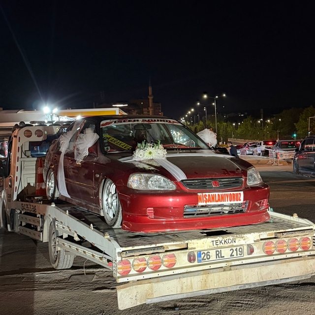 Süsleri bozulmasın diye nişan arabasını çekici üstünde tören salonuna götür...