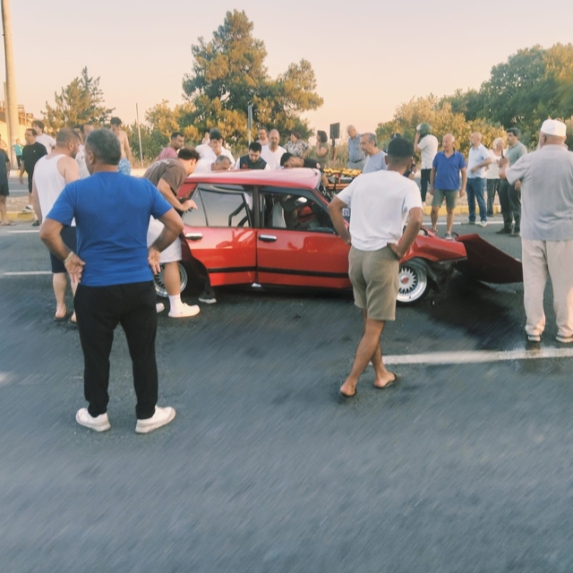 Edremit'te otomobiller çarpıştı: 2 ölü, 3 ağır yaralı