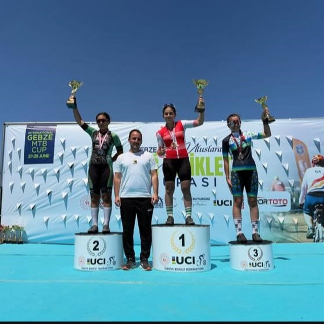 Akhisarlı pedallar Kocaeli'de 6 madalya ve 2 şampiyonluk kazandı