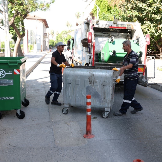 Mersin kent merkezindeki çöp konteynerleri yenileniyor