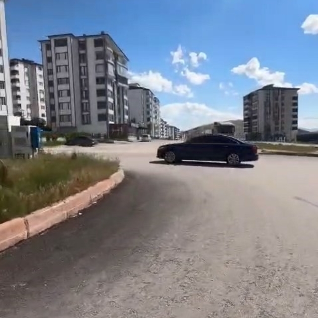 Elazığ'da sürücü plakasını kapatarak drift yaptı