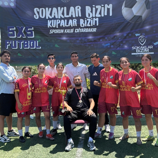 Cizreli kadınlar "5x5 Sokaklar Bizim" futbol turnuvasında bölge şampiyonu o...