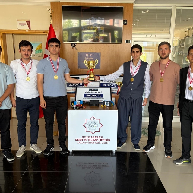 Afrikalı ve Türk öğrenciler tasarlayıp geliştirdikleri robotlarla Türkiye ş...