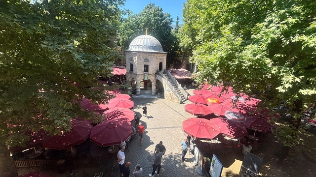 530 yıllık tarihi Kozahan'da masa sandalyeler yeniden açıldı
Kozahan yönetimi, İstanbul Kapalıçarşı'da olduğu gibi Bursa Kozahan'ın geleceği ve restorasyonuyla ilgili kurumlara ortak akıl çağrısı yaptı
Kozahan yönetimi adına konuşan Mesut Ceylan:
"Yerel yönetimler, Vakıflar, ilgili kurumlar ve çarşı esnafı yönetiminin katılımıyla kanunlar çerçevesinde bir koordinasyon ve çalışma komisyonu oluşturulmasını talep ediyoruz"
"İstanbul Kapalıçarşı'da da tarihi alanın korunması ve sürdürülebilir şekilde yaşatılması amacıyla kamu kurumları, malikler, esnaf temsilcileri ve ilgili paydaşların katılımıyla ortak çalışma ve koordinasyon mekanizmaları oluşturulmuş ve çözüm odaklı bir yaklaşım benimsenmiştir"