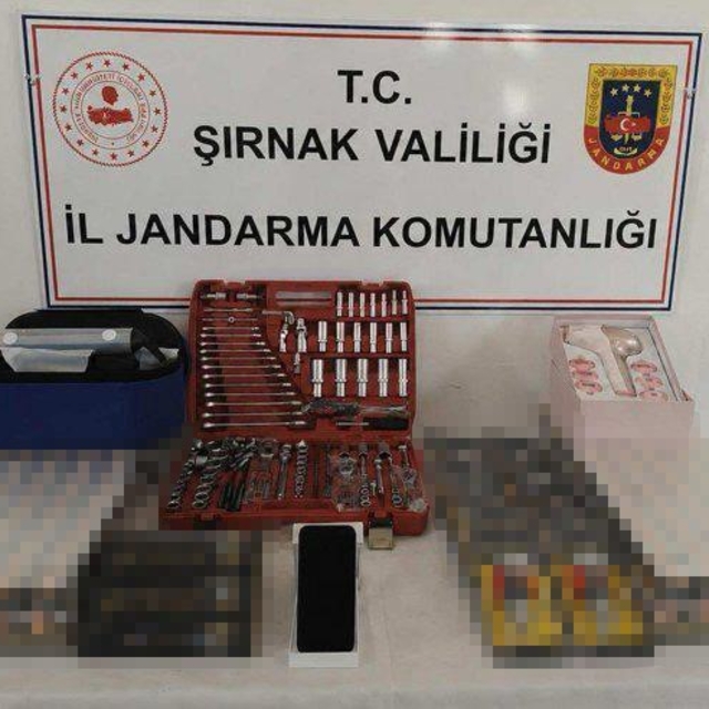 Şırnak'ta jandarma ekipleri 18 milyon 764 bin liralık kaçak malzeme ele geç...