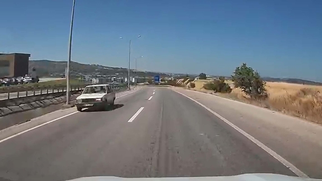 Otomobiliyle ters şeritte ilerleyen sürücü trafiği tehlikeye attı