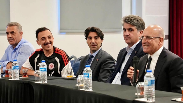 Bakan Şimşek, Batman Petrolspor kampını ziyaret etti