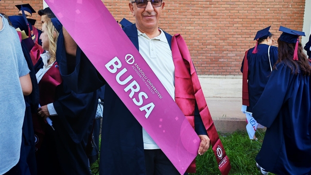 Bursa'nın aile hekimi Dr. Ahmet Kartal, 10'uncu diplomasını Eskişehir'de aldı
Öğrenme tutkusuyla birbiri ardına farklı bölümler okuyarak hayatını adeta akademiye çevirdi
Dr. Ahmet Kartal:
"İnsan hayatında iki kelime her şeyin anahtarıdır: Ümit etmek ve sabretmek"
"Şimdiki hedefim, uzmanlık eğitimimi meslektaşım olan büyük oğlum ile birlikte yan yana tamamlamak"
