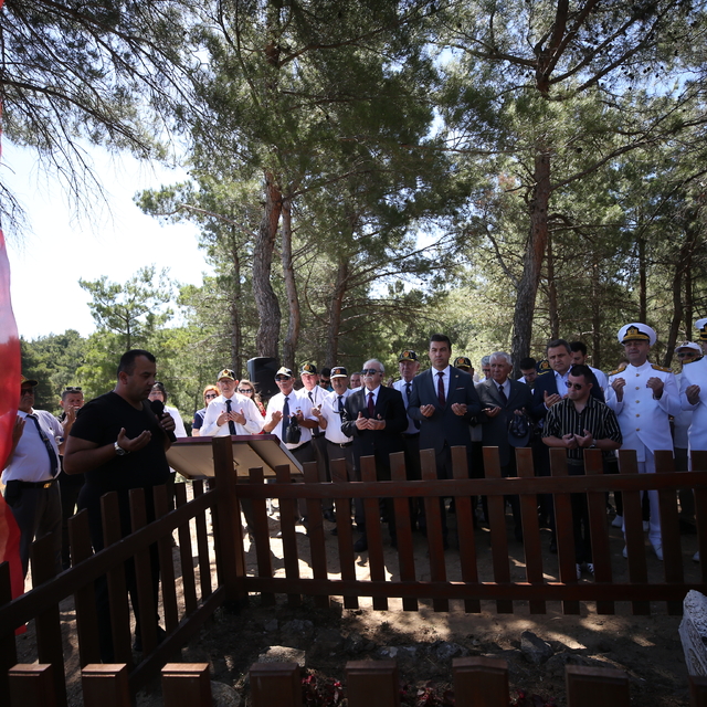 Çanakkale Savaşları şehidi Tabip Binbaşı Mehmet İsmail Bey mezarı başında a...
