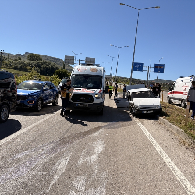 Aksaray'da otomobil minibüse çarptı: 8 yaralı