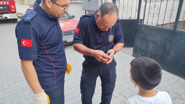 Çorum'da çatı kenarına sıkışan kuşu itfaiye kurtardı