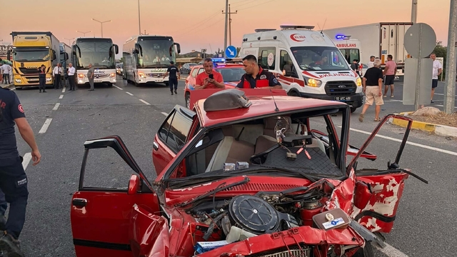 Balıkesir'de kavşakta iki otomobil çarpıştı: 2 ölü, 3 yaralı